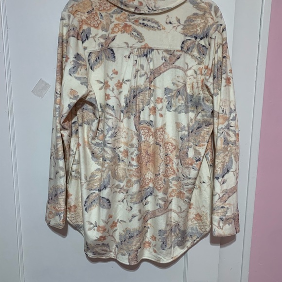 New with tags, soft surroundings, button up shirt
Size large - Picture 4 of 7